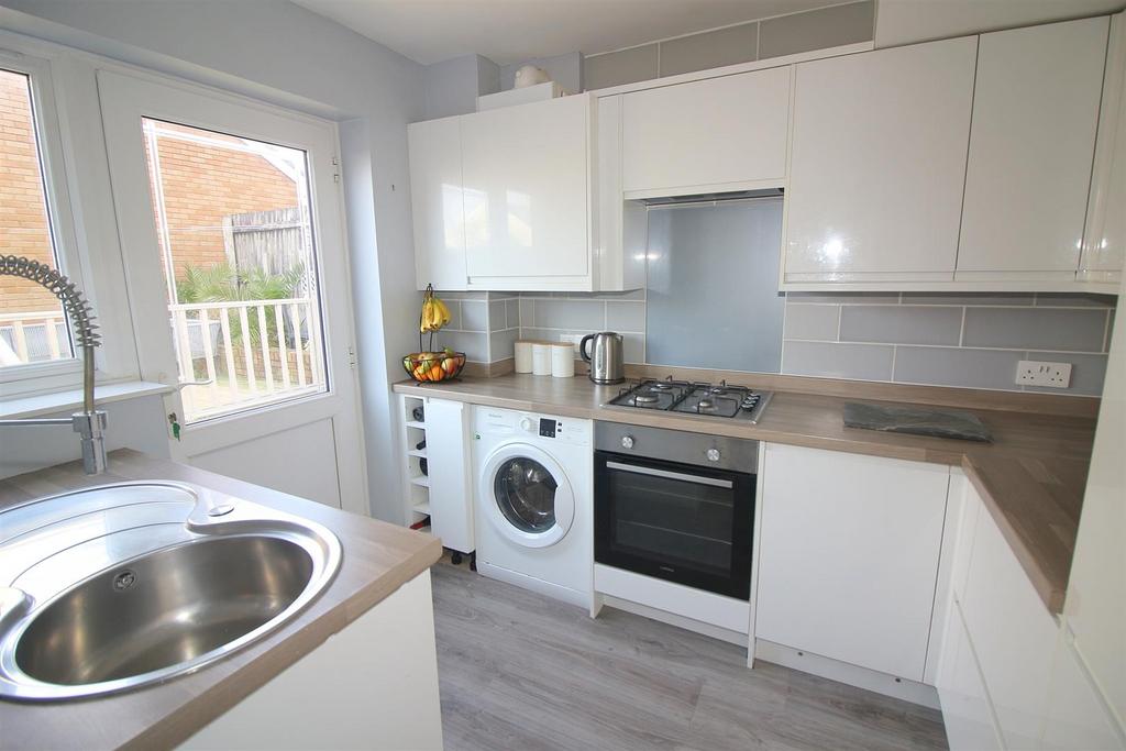 Hallett Close, Latchbrook, Saltash 3 bed semidetached house £270,000
