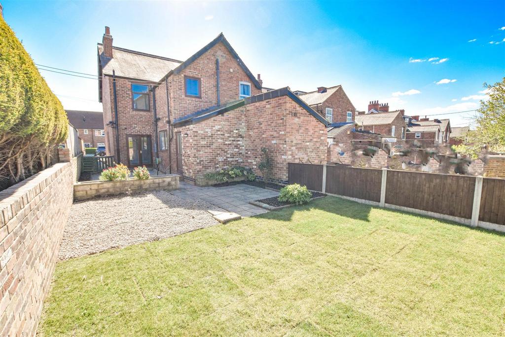 Sheffield Road, Killamarsh, Sheffield, S21 4 bed semidetached house