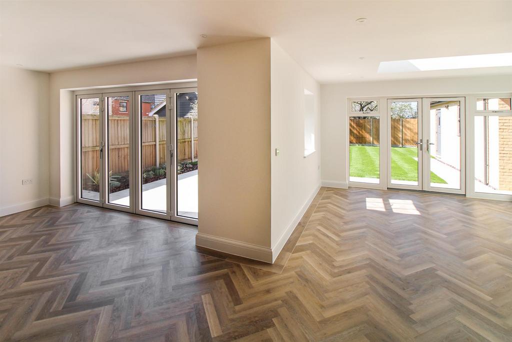 Doors to Rear Garden