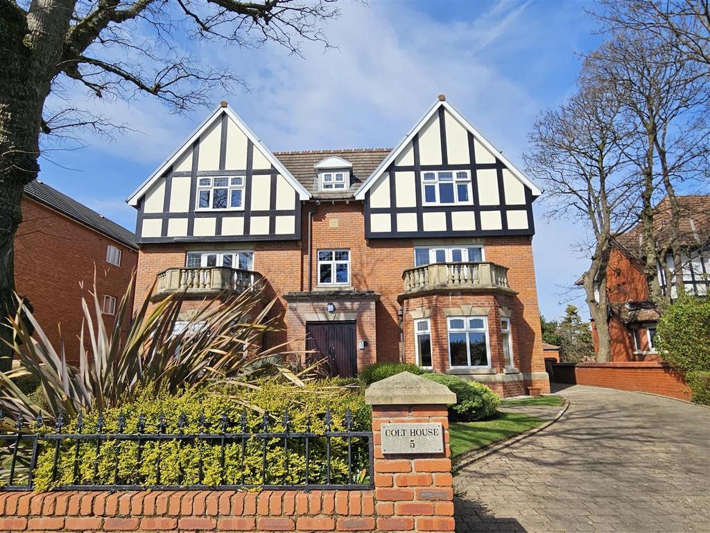 Colt House, Links Gate, Lytham St Annes 2 bed apartment for sale £350,000
