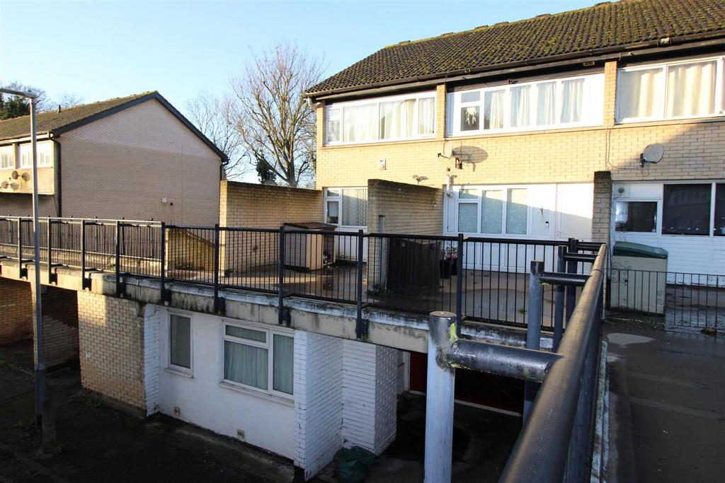 Cowley, Middlesex, 6 bed detached house £2,795 pcm (£645 pw)