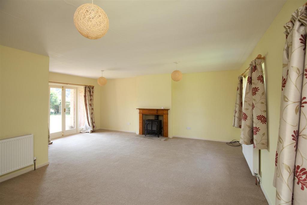 Britford, Salisbury 3 bed detached bungalow £1,550 pcm (£358 pw)
