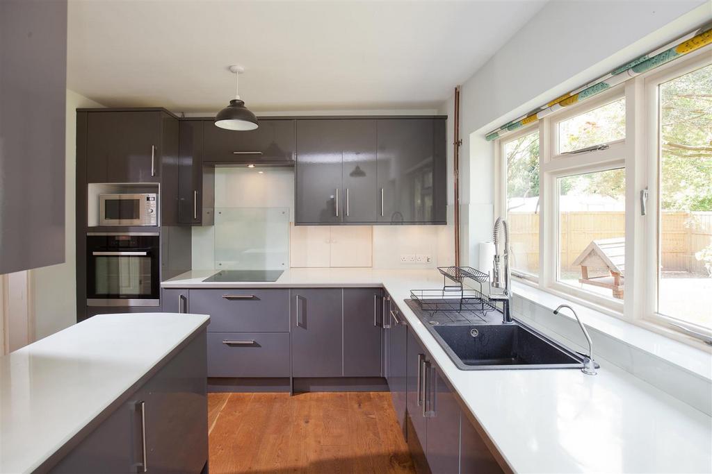 Britford, Salisbury 3 bed detached bungalow £1,550 pcm (£358 pw)