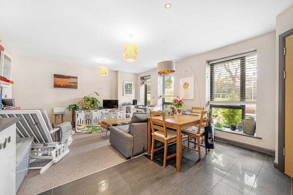 Tulse Hill, SW2 3 bed flat for sale £550,000