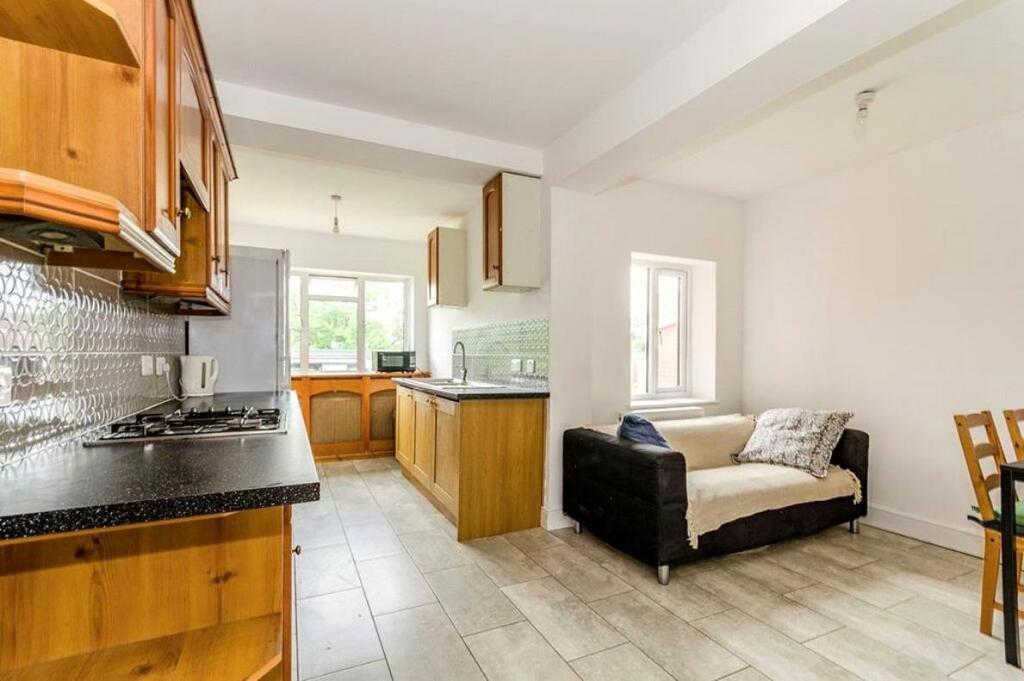 Sirdar Road, Southampton 6 bed semidetached house £2,300 pcm (£531 pw)