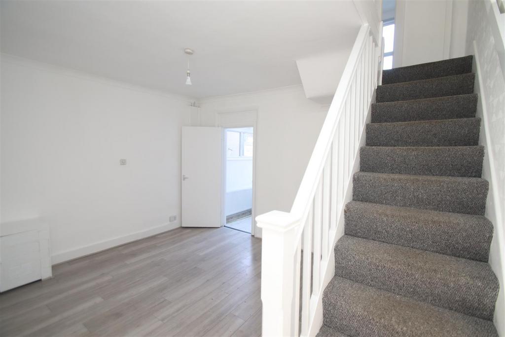 Clive Road, Enfield, EN1 3 bed house £1,750 pcm (£404 pw)