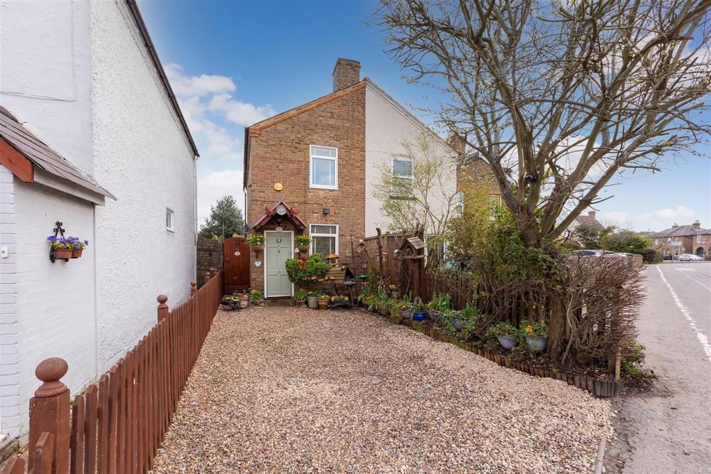 Fairfield Road, Burnham 3 bed semidetached house for sale £424,950