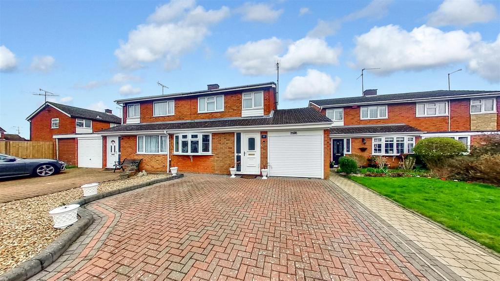 Baccara Grove, Bletchley, Milton Keynes 3 bed semidetached house for