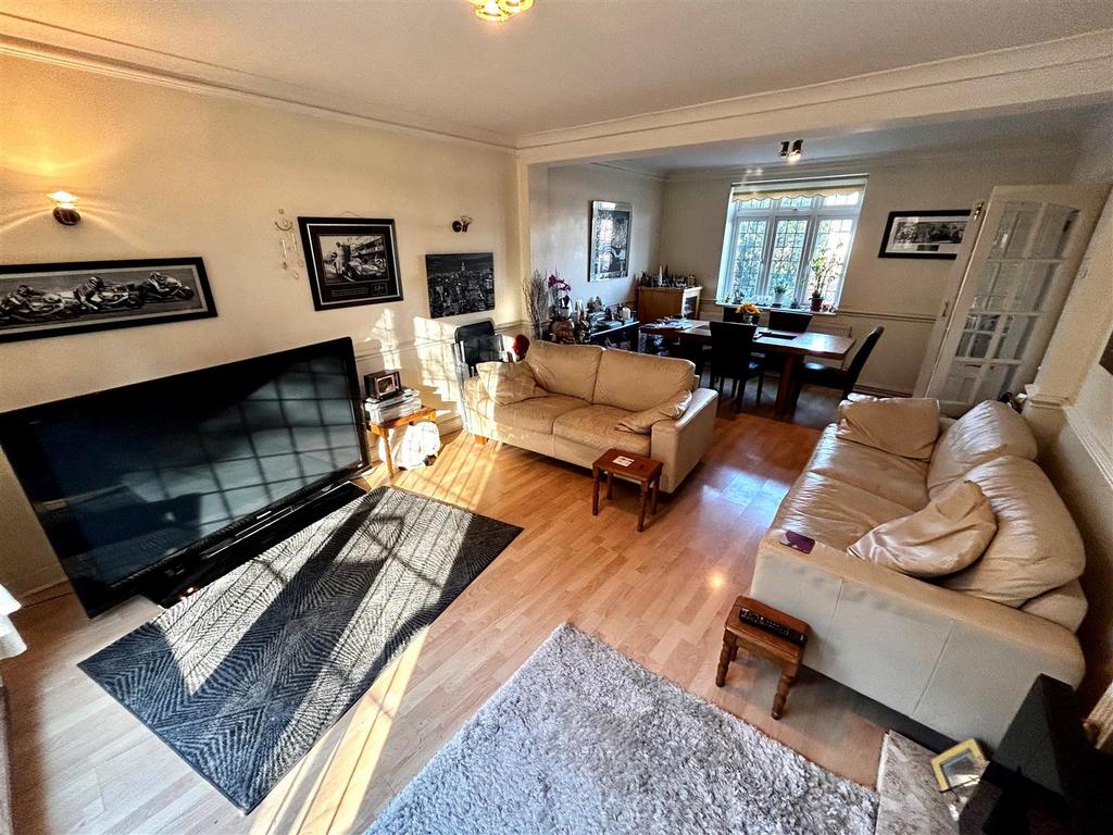 Grosvenor Drive, Loughton 3 bed semidetached house £575,000
