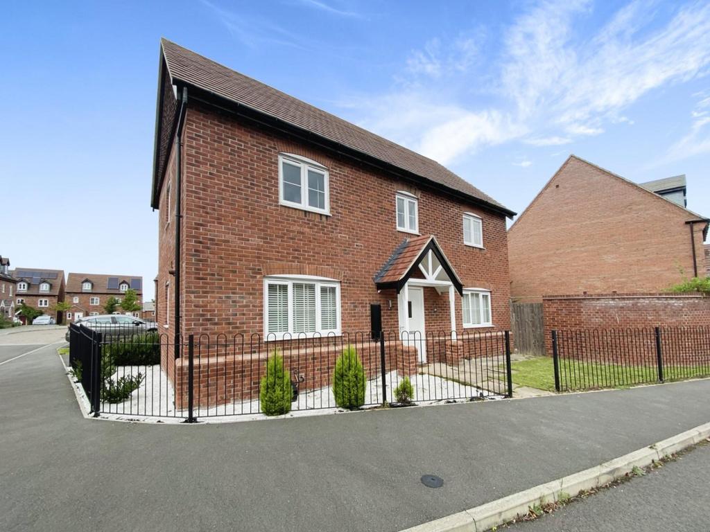 Roebuck Road, StratforduponAvon 4 bed detached house for