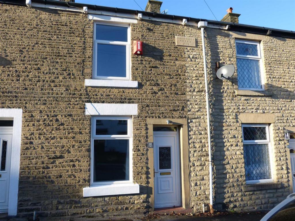 Gladstone Street, Glossop 2 bed terraced house £800 pcm (£185 pw)