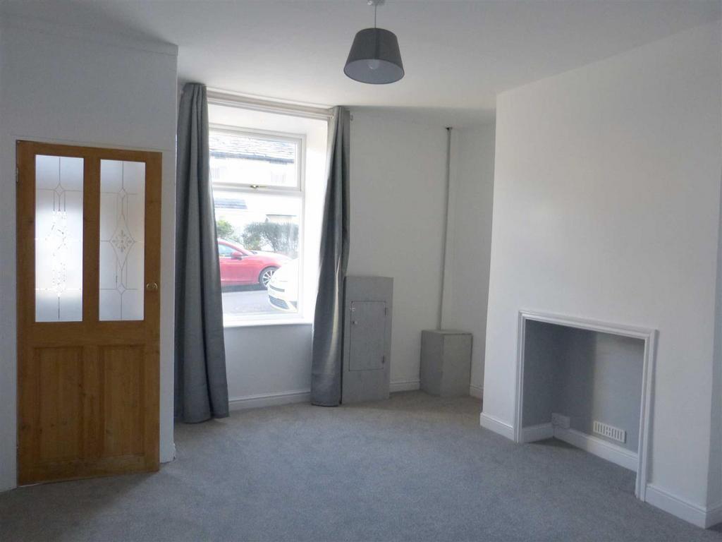 Gladstone Street, Glossop 2 bed terraced house £800 pcm (£185 pw)