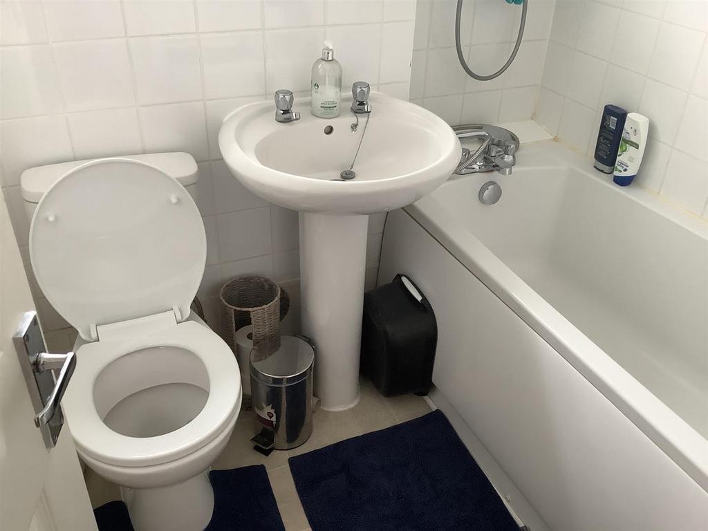Bowens Field Ashford Kent 2 bed end of terrace house £950 pcm (£219 pw)