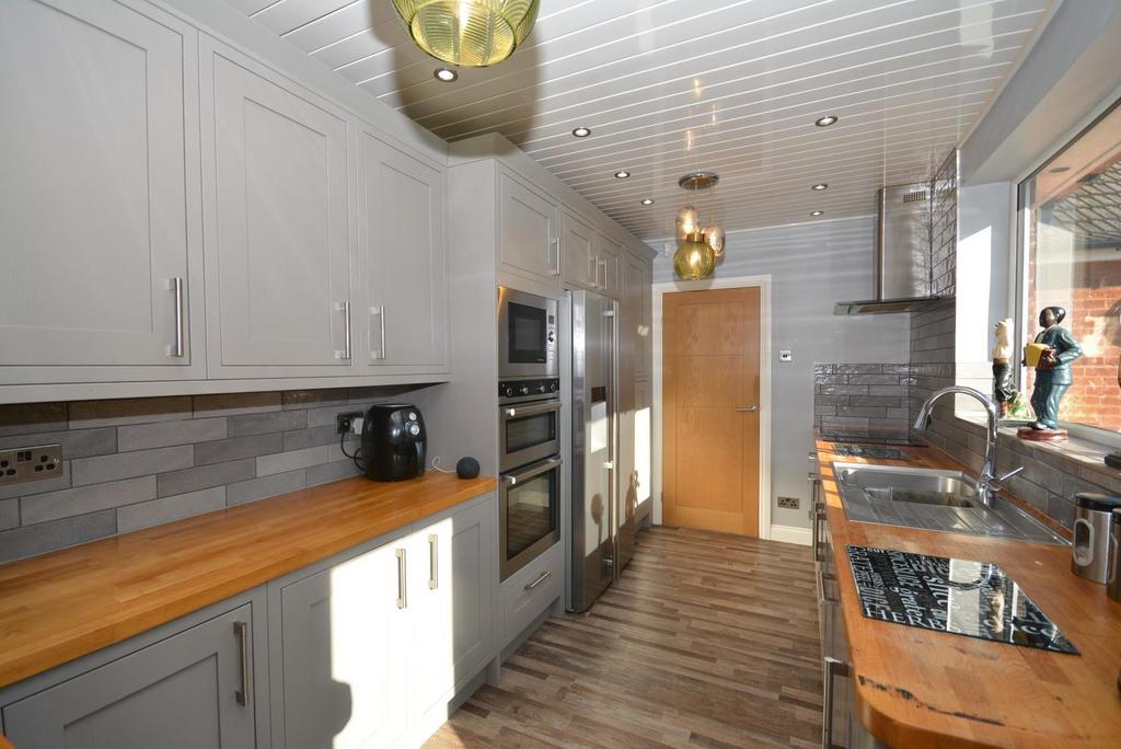 Kitchen 02.jpg