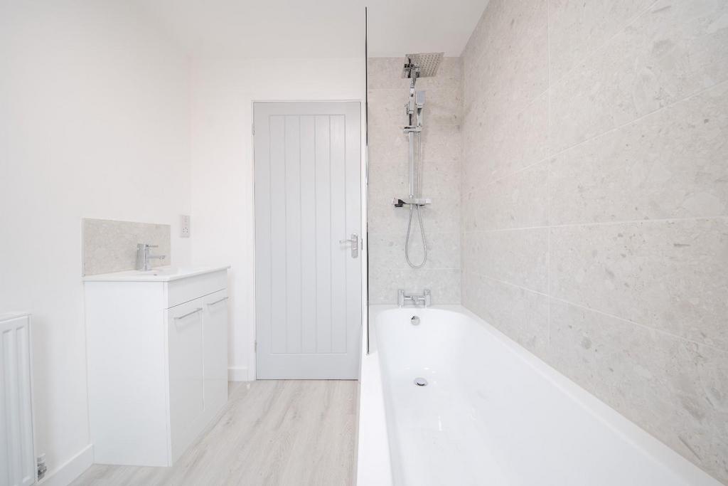 BATHROOM 01.jpg