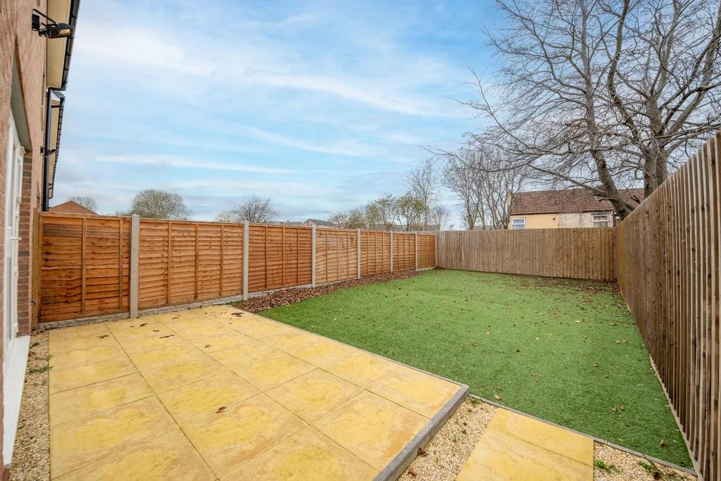 REAR GARDEN 01.jpg