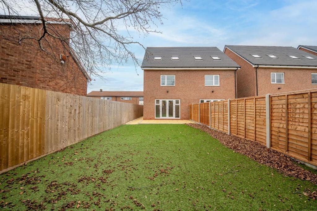 REAR GARDEN 03.jpg