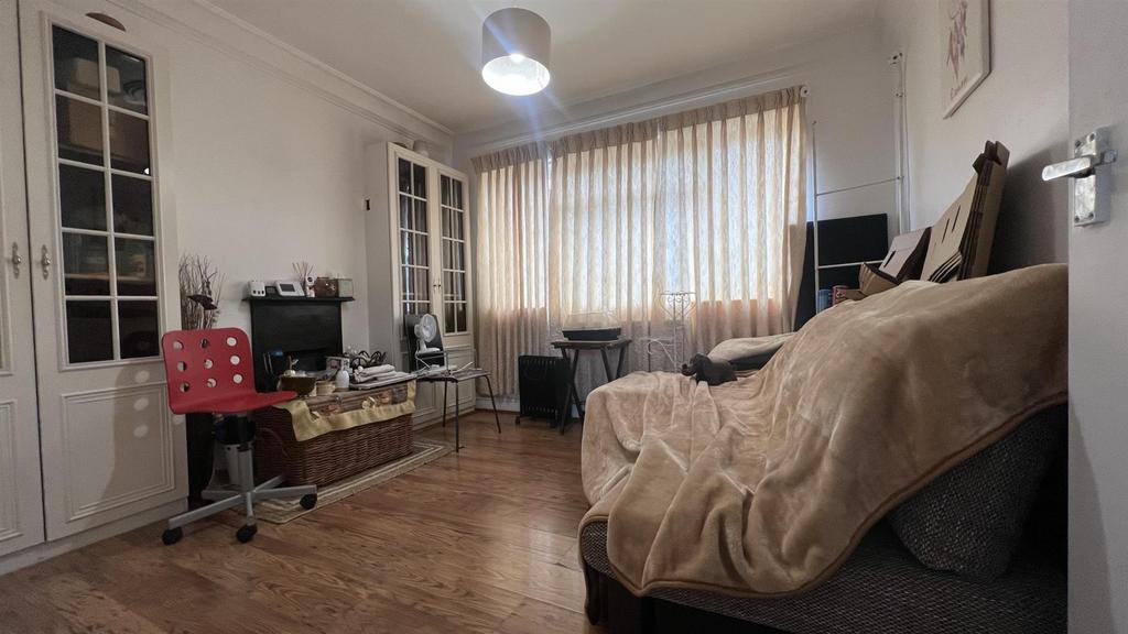 Southwold Drive, Barking, IG11 1 bed flat £1,350 pcm (£312 pw)