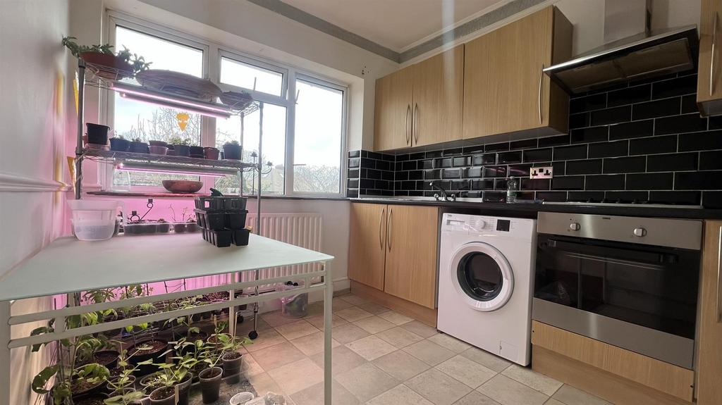Southwold Drive, Barking, IG11 1 bed flat £1,350 pcm (£312 pw)
