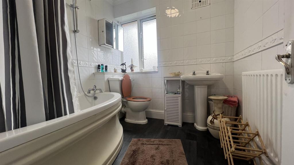 Southwold Drive, Barking, IG11 1 bed flat £1,350 pcm (£312 pw)