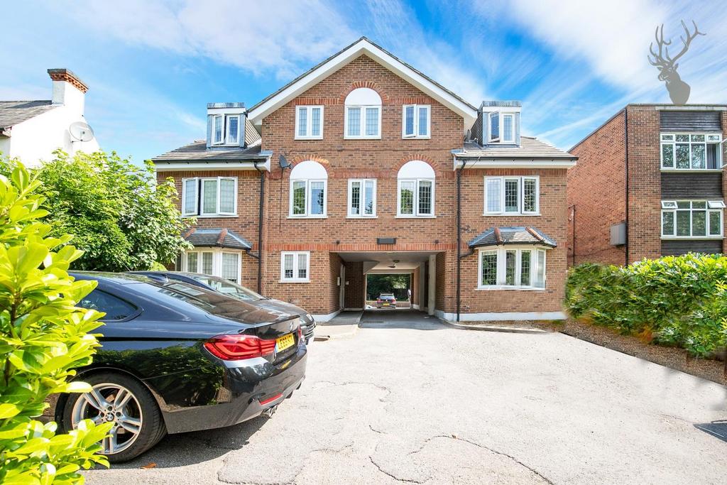 Falmouth Avenue, Chingford E4 2 bed flat to rent £1,800 pcm (£415 pw)