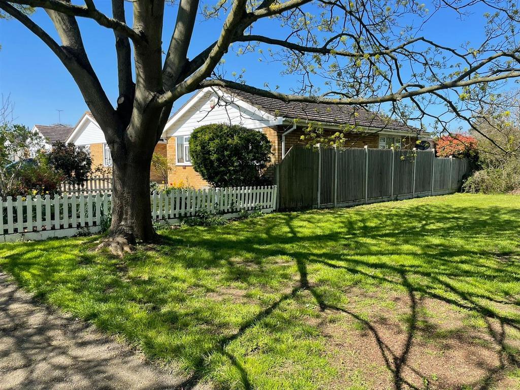 Ash Grove, BurnhamOnCrouch 2 bed detached bungalow for sale £385,000