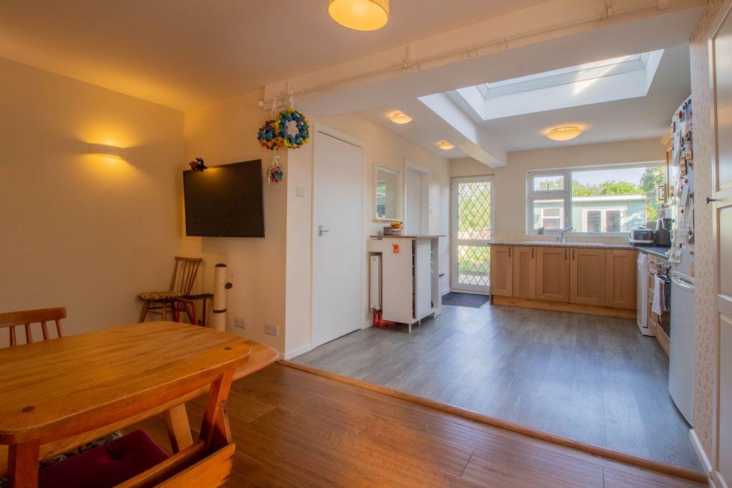 Barton Road, Long Eaton NG10 2FN 3 bed detached house £270,000