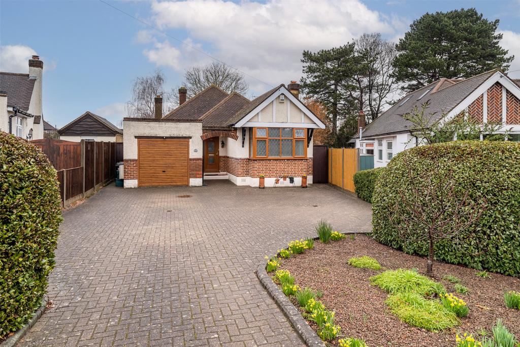 The Warren, Worcester Park, Surrey, KT4 2 bed bungalow £725,000