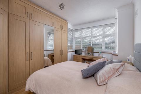 55 The Warren, Worcester Park, KT4 7DH