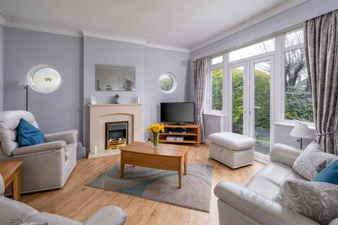 55 The Warren, Worcester Park, KT4 7DH