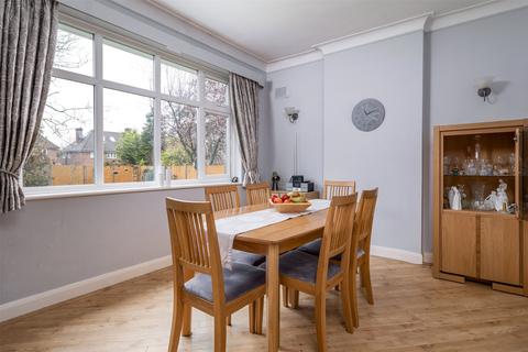 55 The Warren, Worcester Park, KT4 7DH