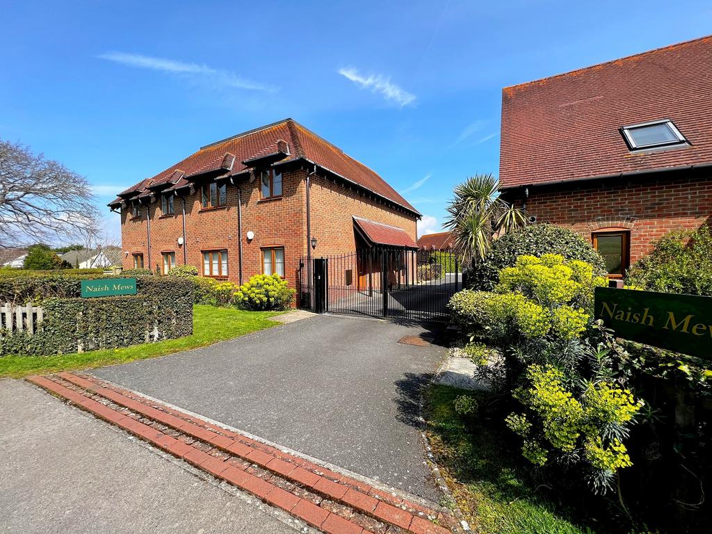 Dilly Lane, Barton On Sea, New Milton, Hampshire. BH25 7DH 2 bed flat