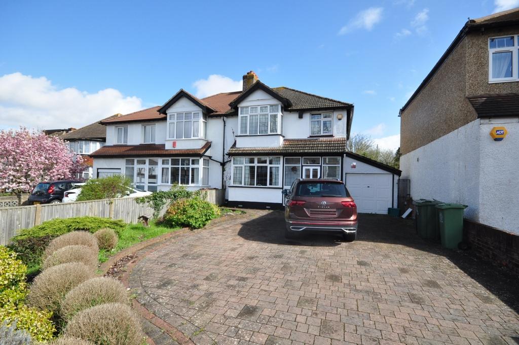 Redford Avenue Wallington SM6 4 bed semidetached house £2,250 pcm (£