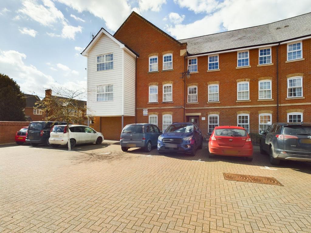 Florey Gardens, Aylesbury HP20 2 bed ground floor flat £215,000
