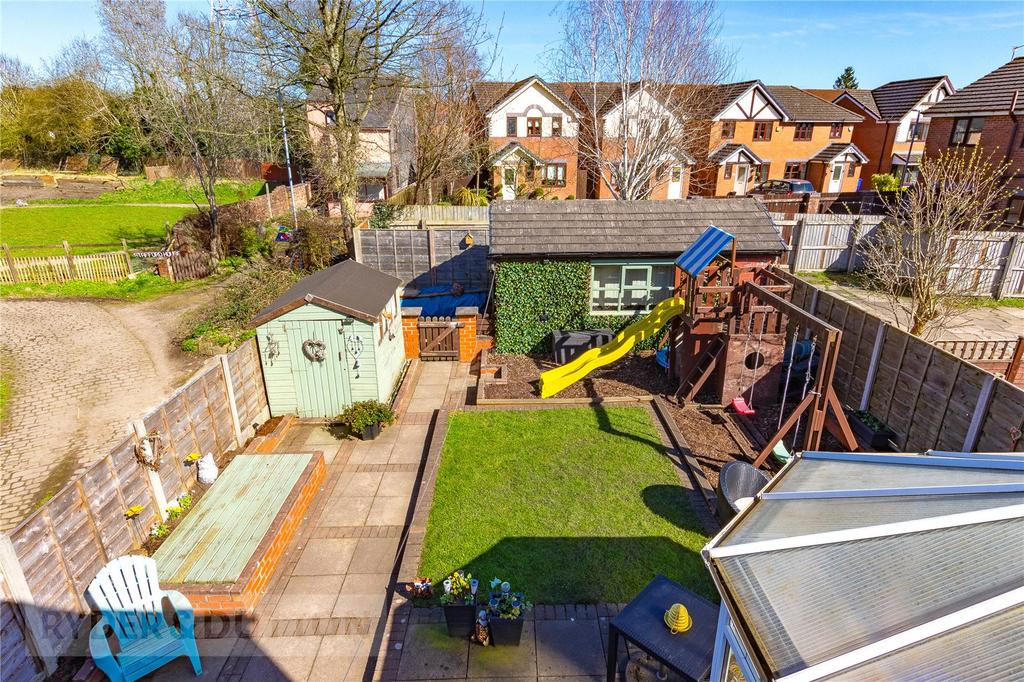 Oldham Road, AshtonunderLyne, Greater Manchester, OL7 4 bed semi