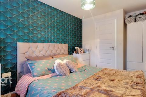 7 Azure Walk, Nuneaton, CV10 9GQ