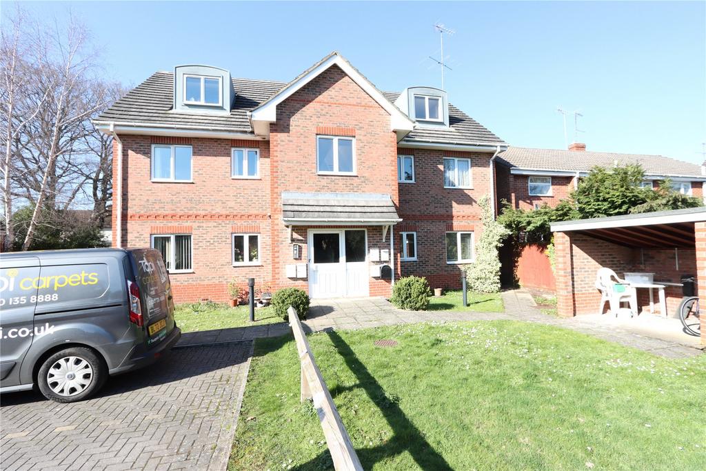 Chapel Lane, Farnborough, Hampshire... 1 bed apartment £850 pcm (£196 pw)