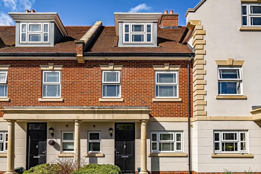 Lower Sunbury, Surrey, TW16 3 bed townhouse £770,000