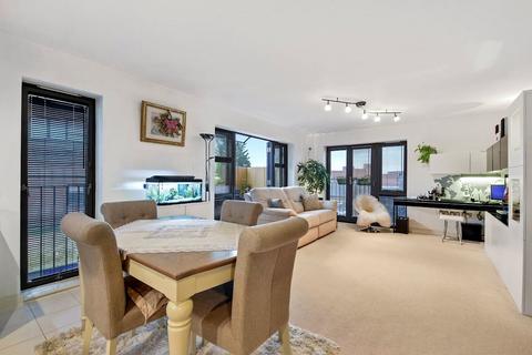 22 Leverton Close, London, N22 7BT