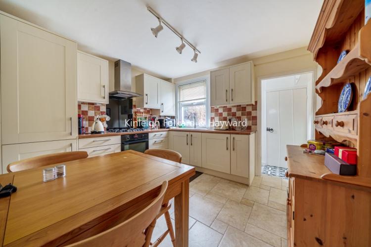 Gowland Place Beckenham BR3 2 bed cottage £1,750 pcm (£404 pw)