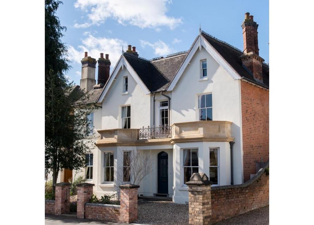 Richmond Road, Malvern, Worcestershire, WR14 6 bed detached house for