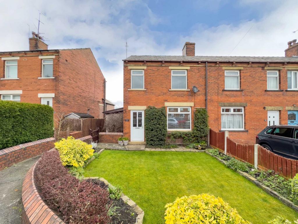 Farfield Avenue, Batley 3 bed end of terrace house for sale £150,000