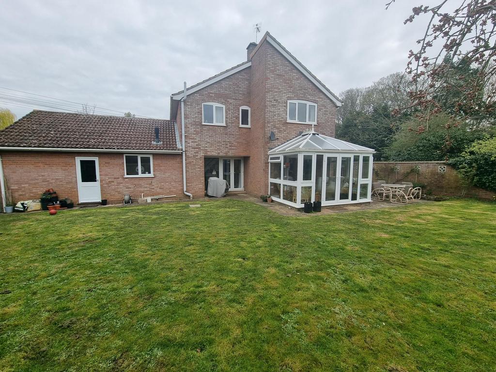 Old Church Lane, Westley IP33 4 bed detached house £1,750 pcm (£404 pw)