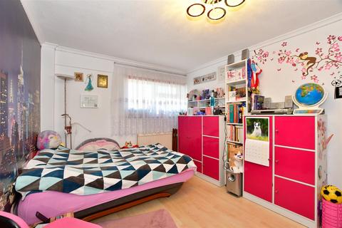 5 Broadfield Close, Romford, RM1 2QR