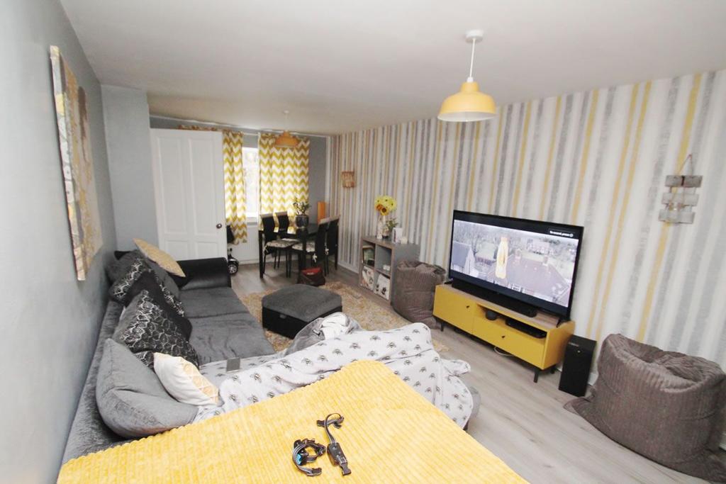 Barclay Avenue, Elderslie PA5 3 bed terraced house £95,000