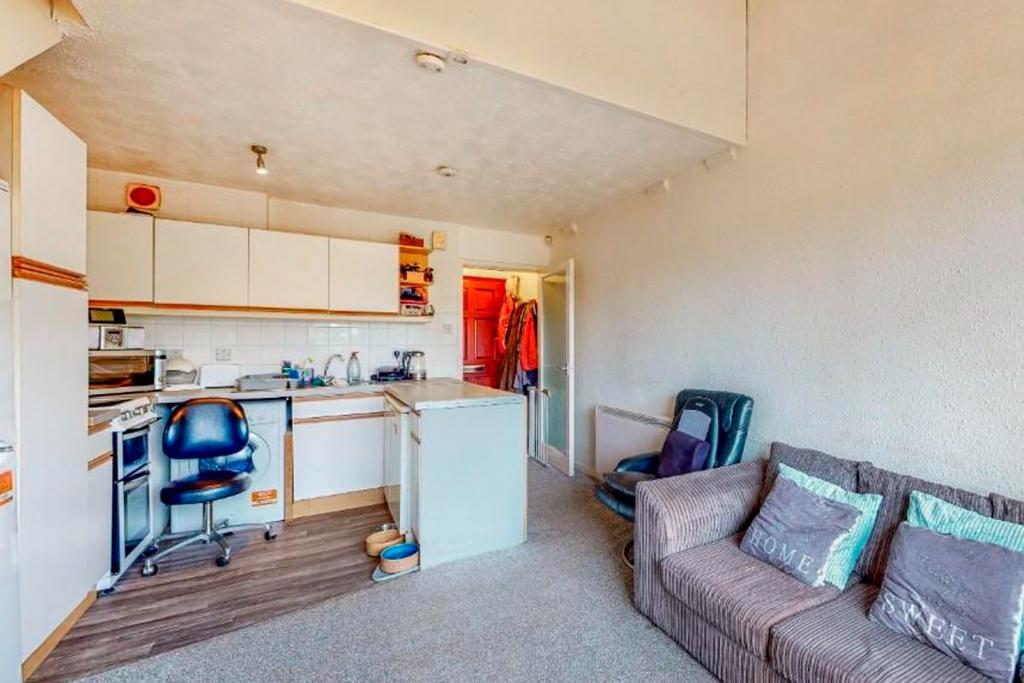 Maybole Crescent, Tenanted Investment, Newton Mearns, Glasgow G77 1 bed