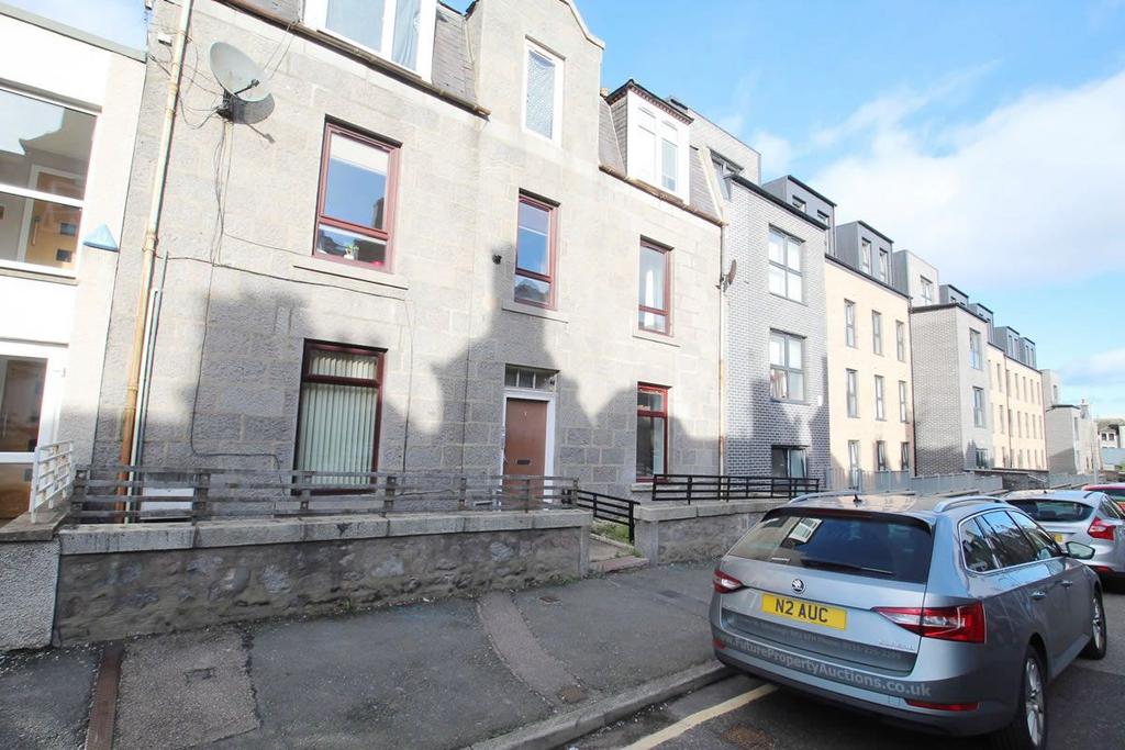 Merkland Road East, Aberdeen AB24 2 Bed Flat - £58,000