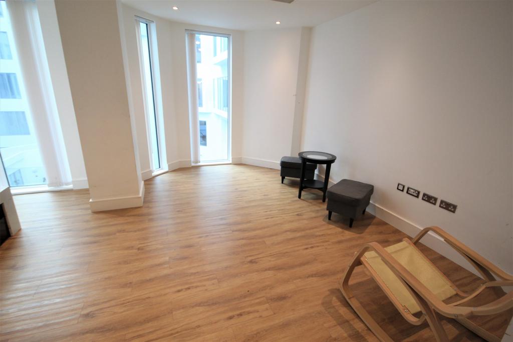 Westgate House, Hanger Lane, London W5 1 bed flat £1,450 pcm (£335 pw)