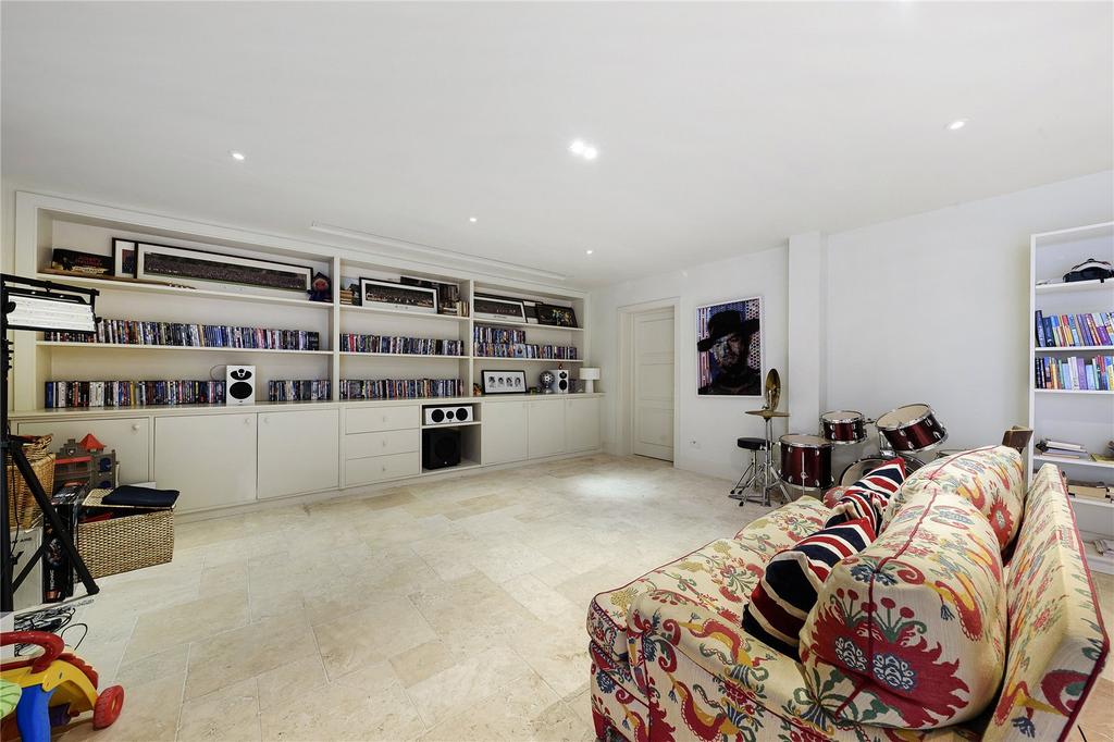 Bedroom/Cinema Room