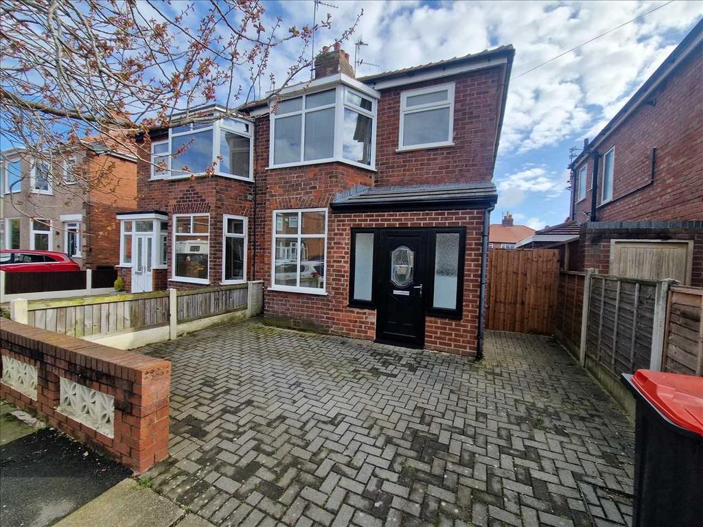 Greenheys Avenue, PoultonleFylde 3 bed house £850 pcm (£196 pw)
